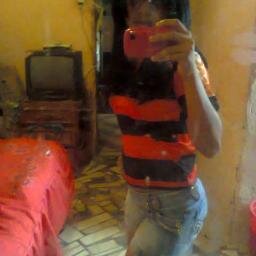 Menina meiga,
Menina carinhosa,
De sorriso fácil,
De atitudes brilhantes,
Essa é minha sou eu