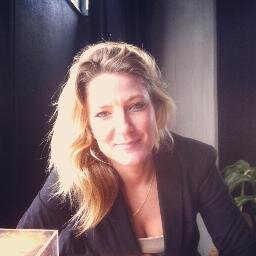 Passionate about marketing, love life, drink wine.