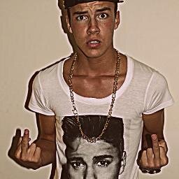 Salut ,ce compte es pour le meilleur des sosies Christopher , il n ' est pas un garçon comme les autres ♥ .