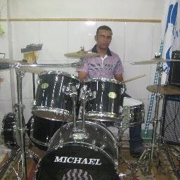 gosto de tocar bateria todos os dias