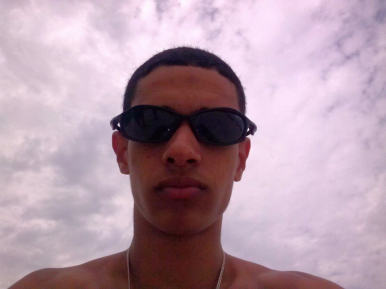Cantor de RAP Nacional, na pista desde 2011, tentando mudar opniões de pessoas fracas mentalmente, para essas pessoas se tocarem que a vida não é mar de rosas!!