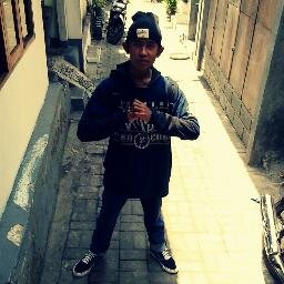STREET ARTIST, NO SCHOLL NO BEER NO GIRL NO SMOKING JUST DRAWING IN THE WALL , FUCKIN DANCER (nek ra sangar rasah ngetweet)