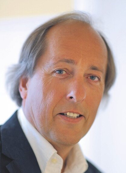 World class hair transplant surgeon. I did Juergen Klopp's transplant as well as Dick Advocaat's and Ted Danson's.