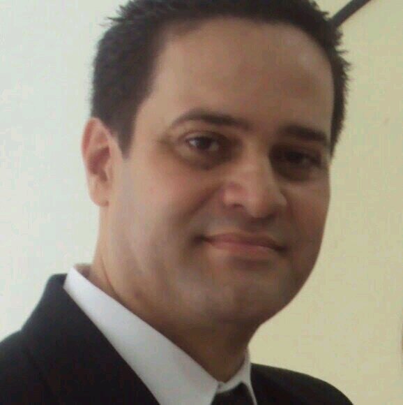 Quem sou?!
Eu sou para cada pessoa aquilo que ela acha que eu sou, mas o que para mim importa é o que eu estou a procura de ser e isso eu ainda não sou.