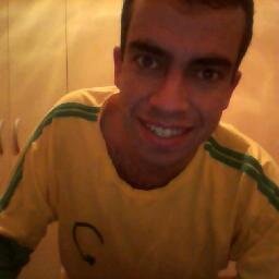Eu sou assim, de lua e sol e de ventania
na rebeldia de um potro que inda se amansa...(8)