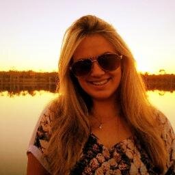 Paranaense, estudante de Ciências Biológicas, filha da dona Lúcia e do seu Sidnei, tia da Amanda e do Heitor.