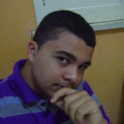 Não tenho um estilo predefinido, gosto de viver e curtir todos os dias. Independentemente da forma que passo ele.Seja viajando ou em casa, gosto de curtir.XD