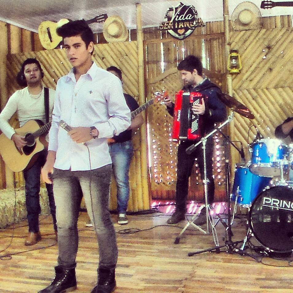 Cantor e Compositor . 
Instagram : http://t.co/ciQXBWMrSk
Facebook : https://t.co/8ERU1shmUY