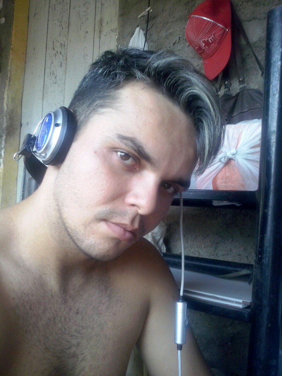 Tenho 24 anos sou Vascaino cruzetense, casado e tenho uma linda filha Isabella Kimberlly...