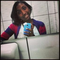 Gosto muito de sair com as minhas amigas elas me fazem rir mt , Gosto de pizza,futebol e shopping. Também amo ficar em casa com a familia 3