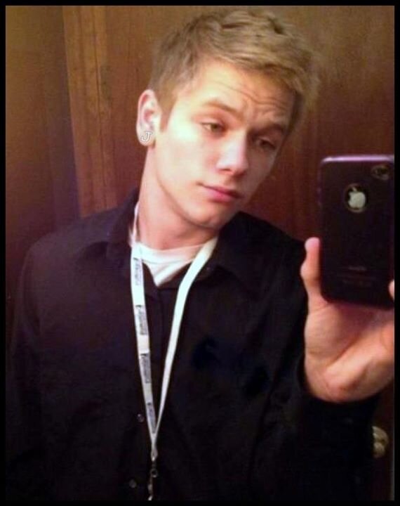 jackizito916's profile picture. لا تبحث عن سعادتك في الآخرين وإلا ستجد نفسك وحيداً وحزين

بل ابحث عنها داخل نفسك 

وستشعر بالسعادة حتى لو بقيت وحيداً