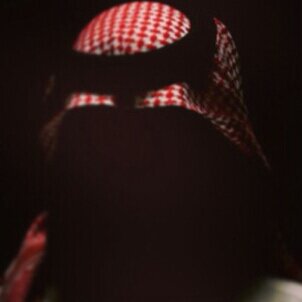 ‏كن إنسان .. أو مُت و أنت تحاول !