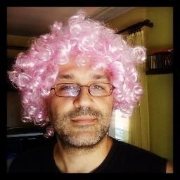 novinar, radio voditelj, zgubidan, ljubitelj odlaska u inostranstvo i naučne-fantastike...