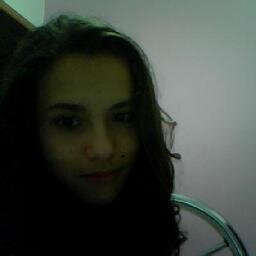 Amo One Direction , doces , rosa , curto futebol  e uma das minhas músicas favoritas é C'mon C'mon da boyband One Direction
