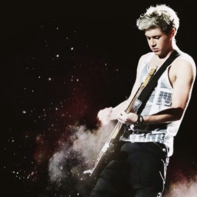 Multi-Fandom. Here to have fun and suport all the random celebs i love. Just call me Chloe (: okaaay Byeee
