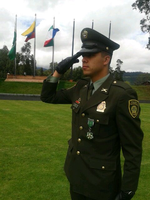 Soy POLICÍA! Tengo la obligación fundamental de servir a la sociedad; proteger vidas y bienes.

Me gusta el ciclismo!