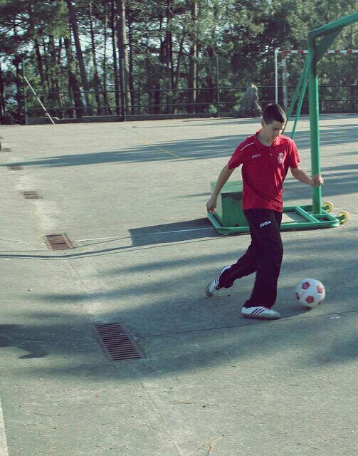 montar a caballo,jugar al futbol,salir de fiesta con los amigos