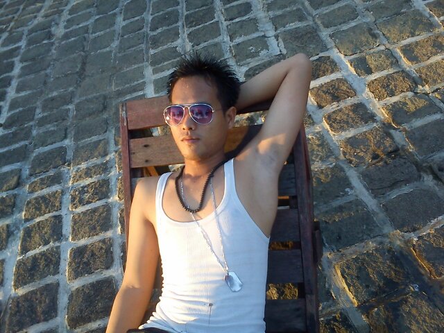 Hermawan_maone's profile picture. Menyenangkan
seseorang melalui
suatu tindakan adalah lebih baik
daripada ribuan kali menundukkan
kepala dalam doa.