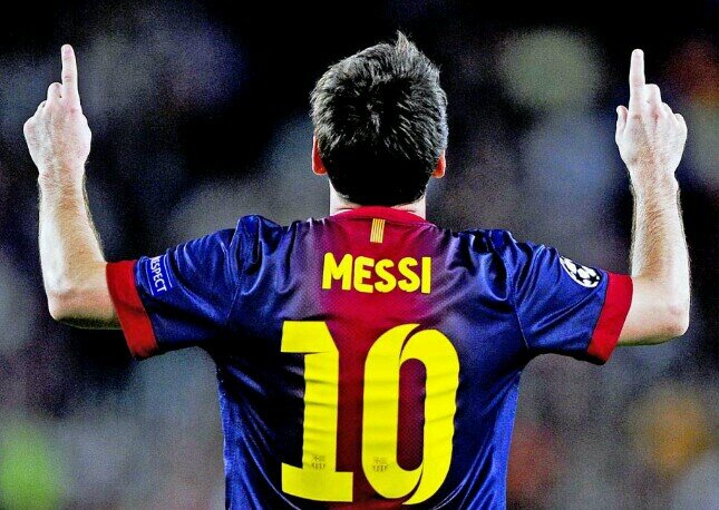 Apasionado del futbol el mejor deporte del mundo seguidor del FCBarcelona fans de messi xavi e iniesta pero reconozco otros grandes jugadores como cr7!!