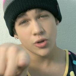 I give you this free follow, please go follow @ImWithYouAustin