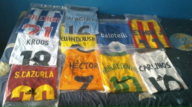 Vendemos camisetas de futbol por 26 euros con el nombre y el numero que tu quieras. MD para cualquier pedido. PERFECTA CALIDAD comprobado por los pedidos hechos