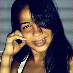 Morena,leonina,18 anos,flamenguista e americana.Ciumenta,sincera,possessiva,arrogante,ignorante...,etc.