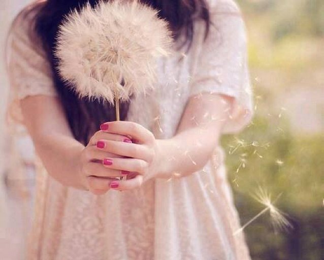 القلوب كالبيوت المغلقه ، اطرقو ابوابها برفق فإنكم لا تعلمون حجم الحنين الذي استوطن اركانها