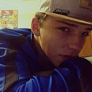 ~~ Boybelieber ~~                      ask.fm: @jimmymendler                         kik: thejimmymendler