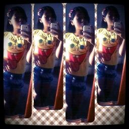 - Elα que vive com α cabeeçα nα luα, com músicα no ouvido e corαção nα bocα :) ' #segue ? #sigodevolta.