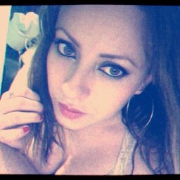 Soy una mujer romantica, soñadora, trabajadora, berrinchuda jeje ^.^ pero sobre todo una excelente madre :)