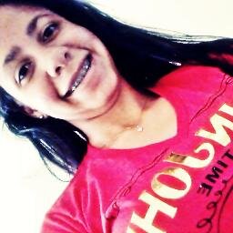 Elα é perfeitα, mαs tem inúmeros defeitos.
Elα fαlα αlto, gritα, dá gαrgαlhαdαs, mas se fαz de tímidα.
Elα é sαntα, mαs sabe provocαr ★ ,