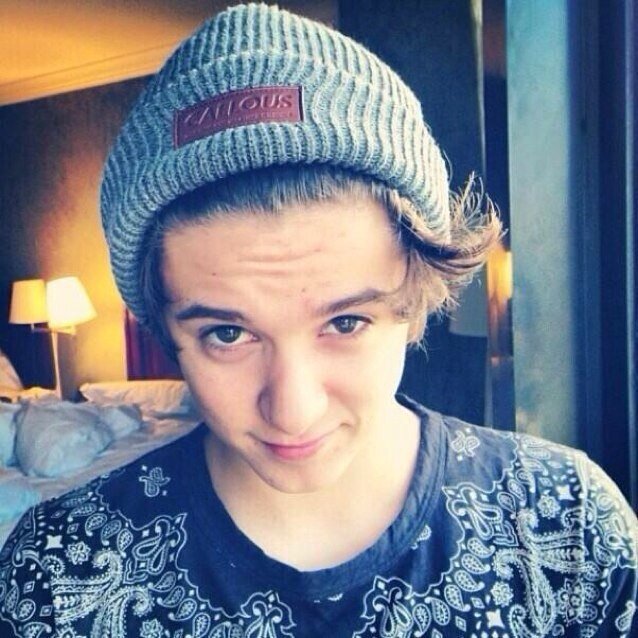 Hi darling, I just gave you a free follow, would you mind following @cxddlylarry for me please? Thanks a bunch :)