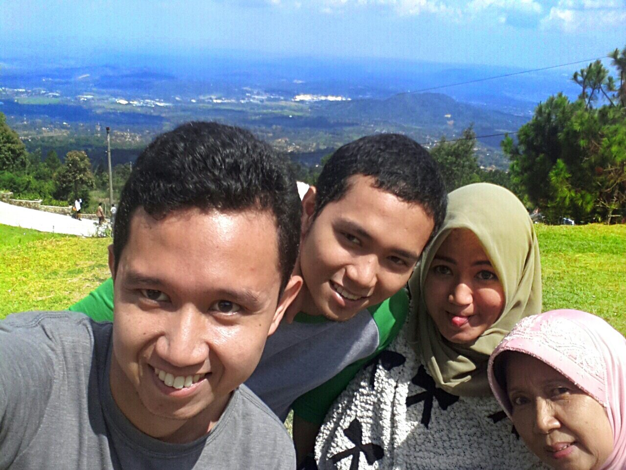 tutup mata,hati,telinga :)