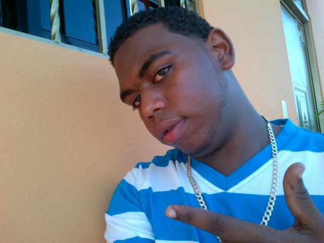 Este morenito esta en busqueda de amistades .,.este es mi Pin:79CB7678