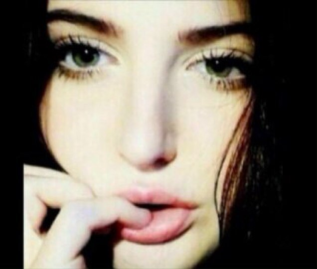أصغر ابنه لأم عظيمه و رجل اشد فخراً به♥️, وافضل تعريف لذاتي اني لستُ أفضل من احد ولست كَ أي احد ♡♥