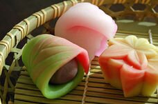 和菓子です。原料はもち米と小豆、砂糖等です(笑)良かったら食べていって下さい＾＾ 規制垢もよろしくです！→【@botamotikun】別垢→【@illust_botamoti】