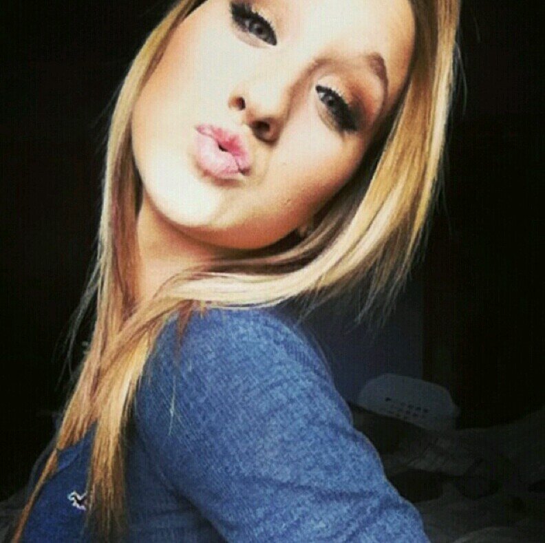 15, ariana, loira, apaixonada pelo Austin Mahone ♡