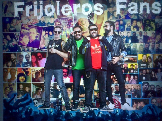 Tres fanaticos con ganas de formar algo con mucho ruido para que nuestra banda se sienta orgullosa...arriba molotov!