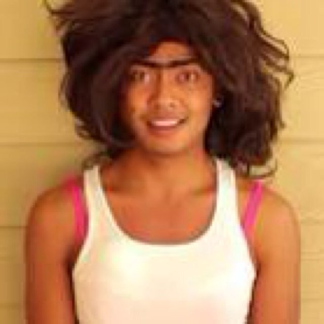 HI MY NAMES ROLANDA! I LOVE ALEX, BUT HATE RICHARD! I LOVE PUTTING ON MAKEUP AND STALKING ALEX!! TWEET ME!! :D