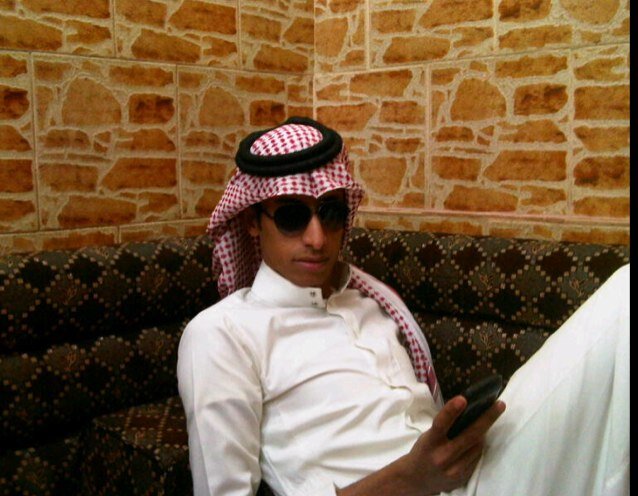 يا وجودي وجد من عاش بالدنيا وحيد مات أخوه اللي ليا طاح يجبر عثرته ظاق صدره وانكسر خاطره عما يريد لاتذكر وقفة اخوه زادة كسرته.