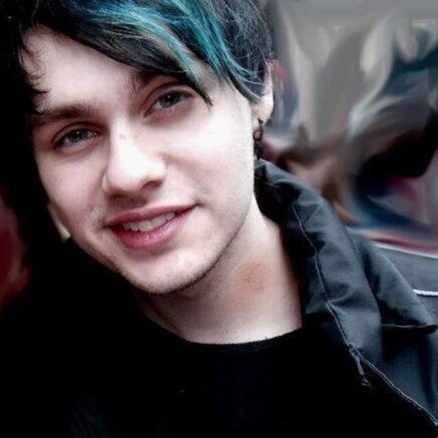 IF YOU READ THIS PLEASE FOLLOW @cliffchords SHE HAS 3/4 5SOS + BAND AND WILL DM IF ASKED :)