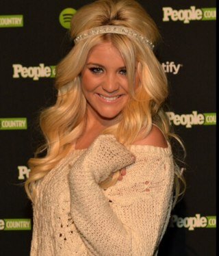 ALAINER Lauren Alaina is my idol i met her 7-21-11 also a HUGE DIRECTIONER HARMONIZER MIXER &THIANATIC im so greateful to have this AMAZING people as my idols!