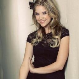 Princesa heredera del Reino Púrpura. Sexto de Hogwarts. Enamorada de su Príncipe Especial, heredero del Reino Fuego. [Original RP Account]
