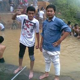 My name Rizqi Akbar. My friends call me ordinary Bondan. I was born in Kutai July 21, 1998. I went to school at SMK 1 Blitar.
