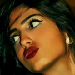 أُنثى بسِيطه ؛ فبراريّة المولدُ والهوى تخشَى الفّقد ، تُمقتُ الغيّاب ، تحُن لملامِح المَوتى ، تهوى عزفِ الأحرُف ،رماديةٌ جدًا و نصفُها في عالم