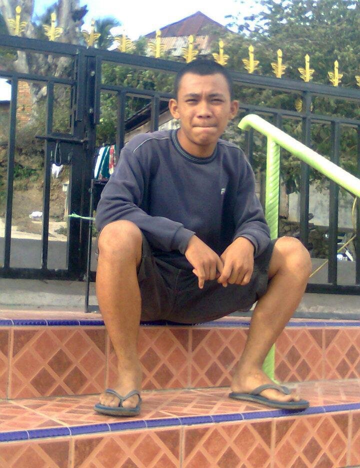 senang olahraga futsal , berenang , dll.