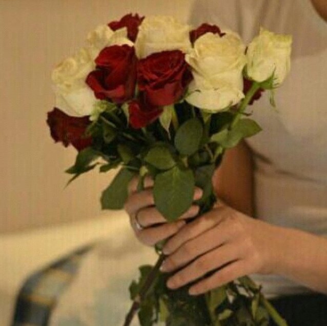 وإن كُنت مُتعَب بخَبايا و أوجاع لا تَحكى حدِّق بِ السّماء كم هي واسِّعة أغْمِض عينيك وفوّض أمّرك لمَن أبّدَعك