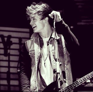 I'm Connor from The Vamps and I play the bass. ♡☜