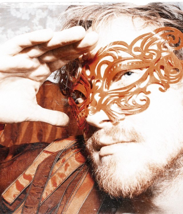 RoteBaronKorsar's profile picture. Halb Baron und halb Korsar, ganze Störung. Teile schmeißen auf Pappe. #ChapeauClub #Dada #Fluxus #CarpeClown