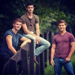 we just some restless road #roadies! crystal, julie, and alesia! VOTE RESTLESS ROAD ON XFACTOR